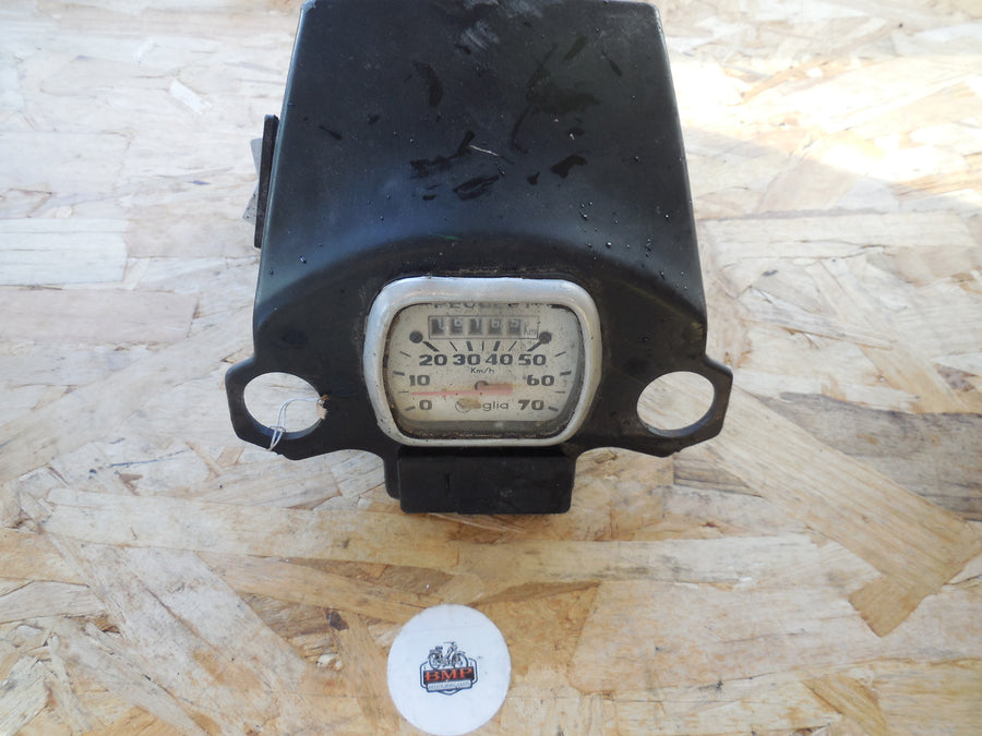 capot de phare  / compteur  peugeot  103