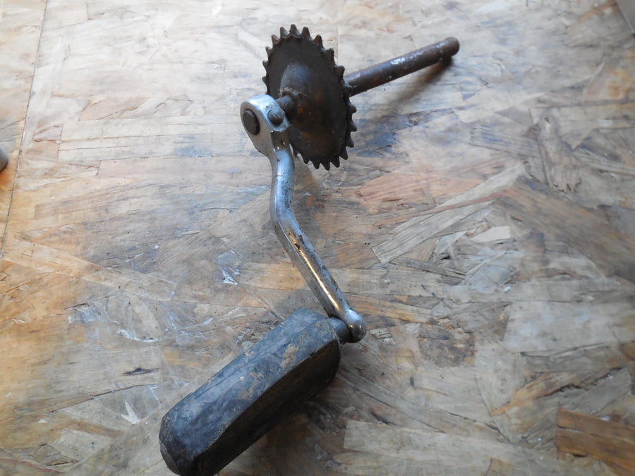 axe de pédalier + pédale   mobylette  peugeot
