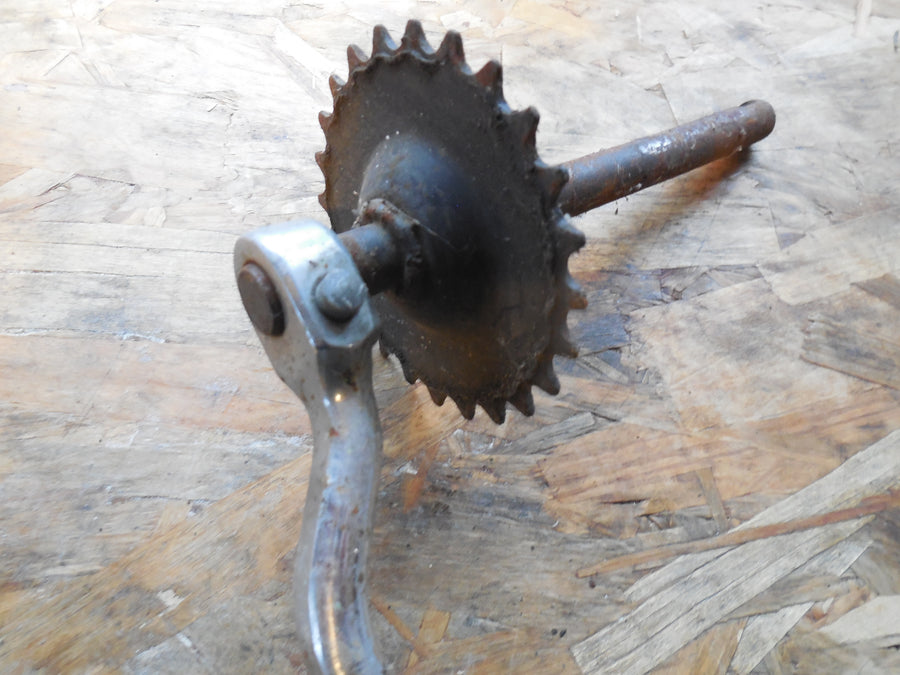axe de pédalier + pédale   mobylette  peugeot
