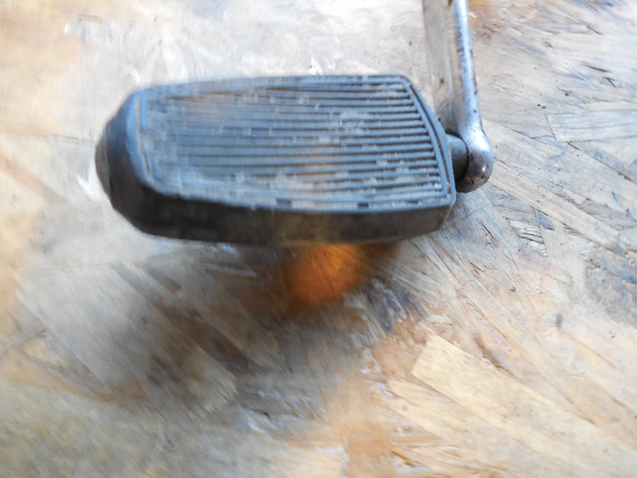 axe de pédalier + pédale   mobylette  peugeot