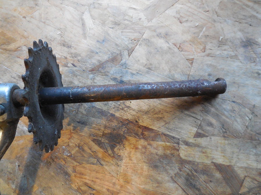 axe de pédalier + pédale   mobylette  peugeot