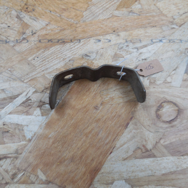 patte de fixation garde boue arrière  peugeot  105