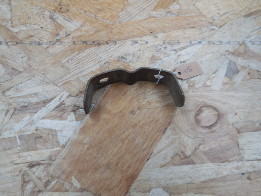 patte de fixation garde boue arrière  peugeot  105