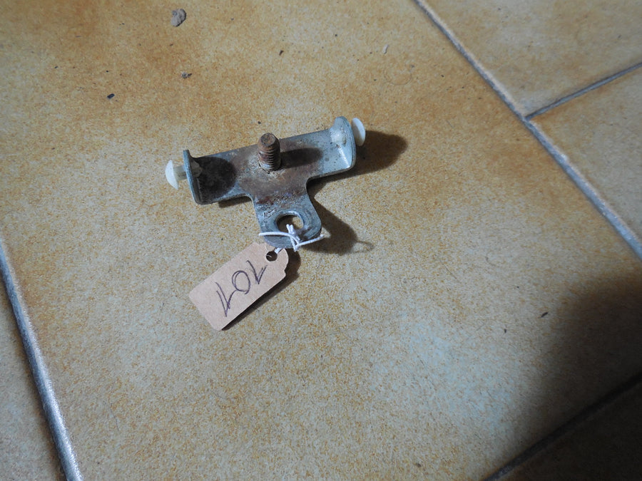 PATTE  DE FIXATION  PEUGEOT  101