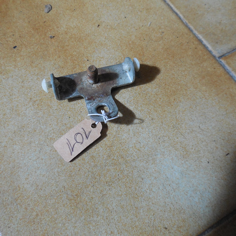 PATTE  DE FIXATION  PEUGEOT  101