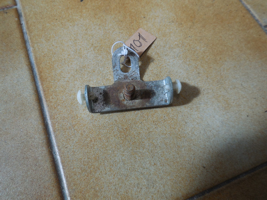 PATTE  DE FIXATION  PEUGEOT  101