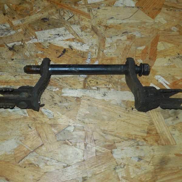 cale pieds  / axe de pédalier peugeot sx 8