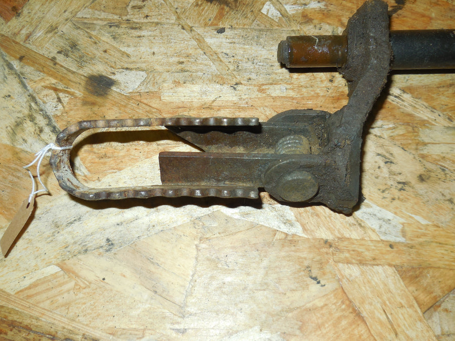 cale pieds  / axe de pédalier peugeot sx 8