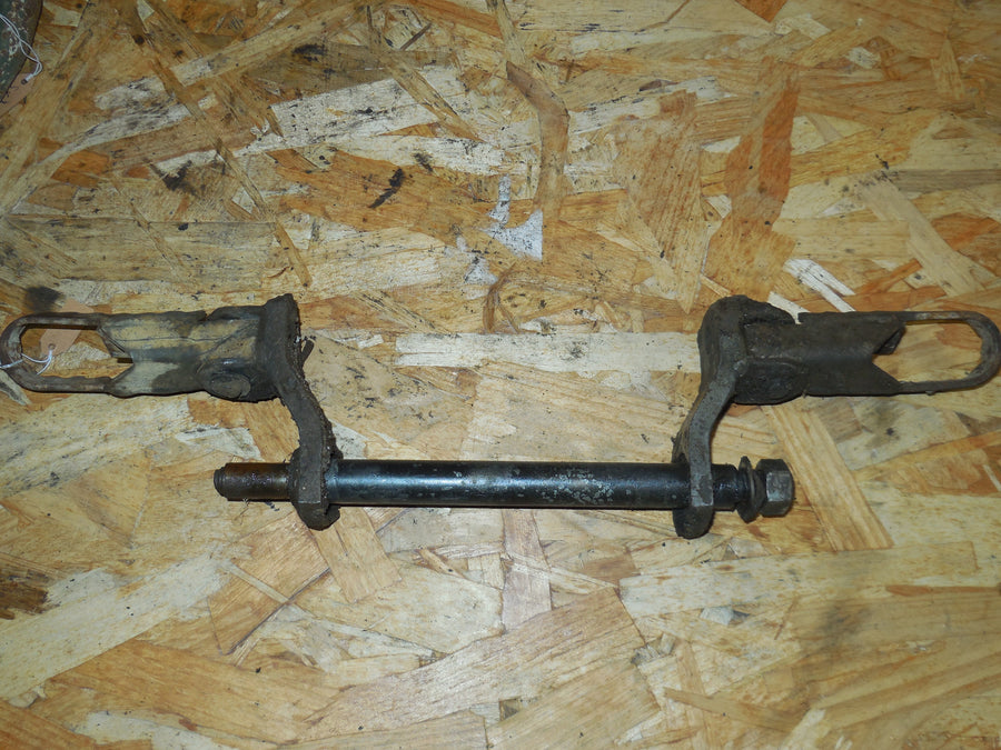 cale pieds  / axe de pédalier peugeot sx 8